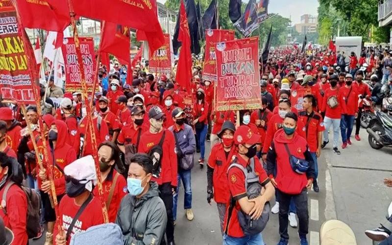 Massa buruh berjalan kaki di Jalan Salemba Raya, Jakarta Pusat, menuju kawasan Monas dalam rangkaian aksi penolakan Undang-Undang Cipta Kerja, Selasa (20/10/2020)./Antara
