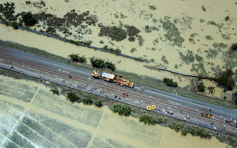  Jadwal Kereta Jarak Jauh Dibatalkan, PT KAI Masih Memperbaiki Rel Yang Terendam Banjir