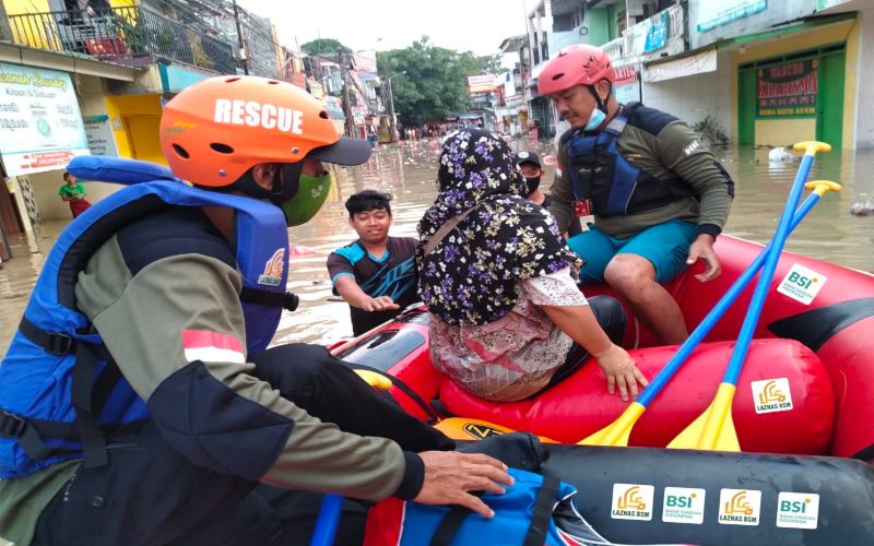  Bank Syariah Indonesia Serahkan Bantuan Bagi Korban Banjir di Jabodatebek