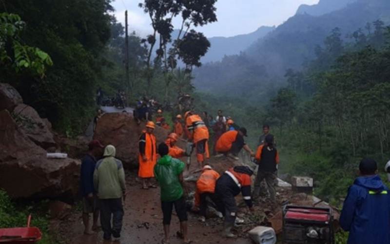  Longsor,  Jalan di Desa Rahtawu Kudus Tertutup