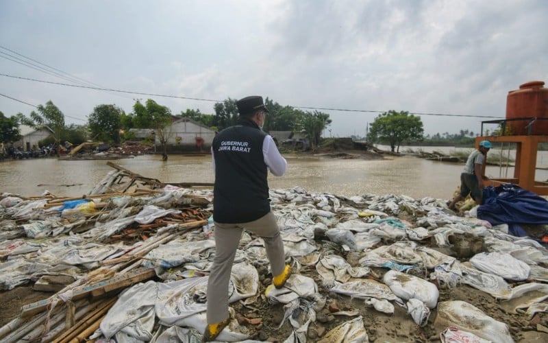  Ridwan Kamil Tinjau Perbaikan Tanggul Sungai Citarum Jebol di Bekasi