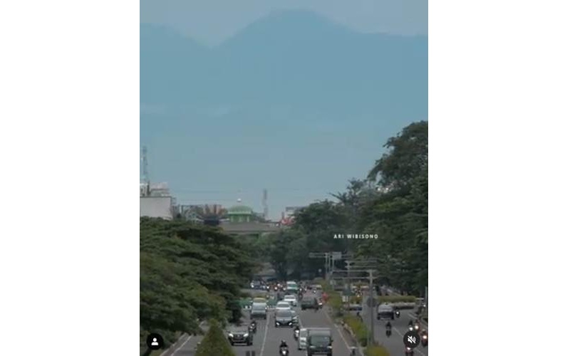 Pemandangan Gunung Gede Pangrango, diabadaikan dalam bentuk video dari Jalan Benyamin Sueb, Kemayoran, Jakarta Pusat./Instagram-Ari Wibisono