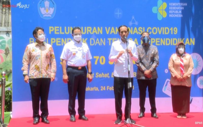  Jokowi Targetkan Vaksinasi 5 Juta Guru Rampung Juni 2021