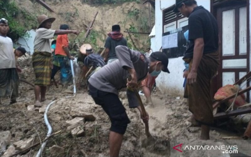  Longsor di Pamekasan Menyebabkan Lima Santri Meninggal