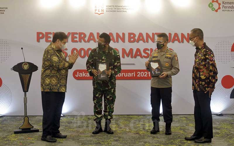  Pemerintah Berikan Bantuan Berupa 35 Juta Masker Untuk Masyarakat Yang Berada di Zona Merah Covid-19