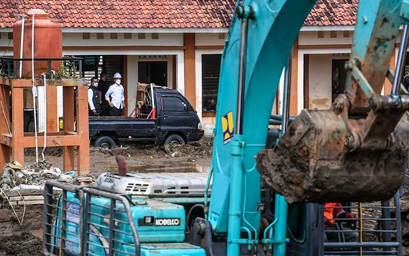  Presiden Joko Widodo Tinjau Lokasi Jebolnya Tanggul Sungai Citarum di Bekasi