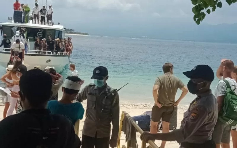 Ilustrasi - Polisi memeriksa kondisi kesehatan para wisatawan asing dan domestik yang datang dari Pelabuhan Padang Bai, Bali, tiba di Gili Trawangan, Kabupaten Lombok Utara, NTB. /ANTARA