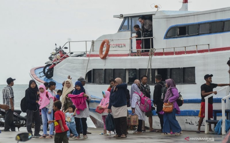 Sejumlah wisatawan usai menaiki kapal dari Kepulauan Seribu di Pelabuhan Kali Adem, Jakarta Utara, Sabtu (11/01/2020). ANTARA FOTO/Fakhri Hermansyah/pd.