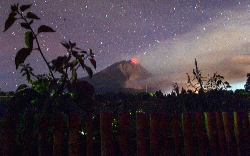  Gunung Sinabung Kembali Mengeluarkan Lava Pijar