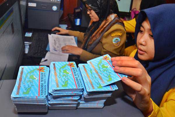 Petugas Dinas Kependudukan dan Catatan Sipil (Disdukcapil) mencetak KTP-el di Kantor Disdukcapil Kota Tasikmalaya, Jawa Barat, Selasa (24/10)./ANTARA-Adeng Bustomi