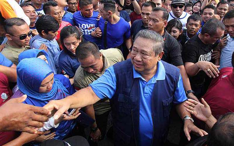 Ketua Umum Partai Demokrat Susilo Bambang Yudhoyono (SBY) menyapa warga saat mengunjungi kota Pekanbaru, Pekanbaru, Riau, Minggu (16/12/2018)./ANTARA-Aswaddy Hamid