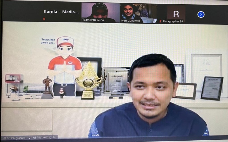  Dukung Industri Fashion, JNE Berikan Gratis Ongkir Koleksi Terbaru Ivan Gunawan