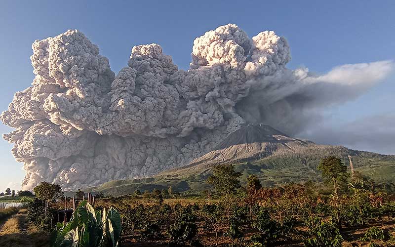  Kembali Erupsi, Gunung Sinabung Semburkan Material Vulkanik Setinggi Kolom 5.000 Meter