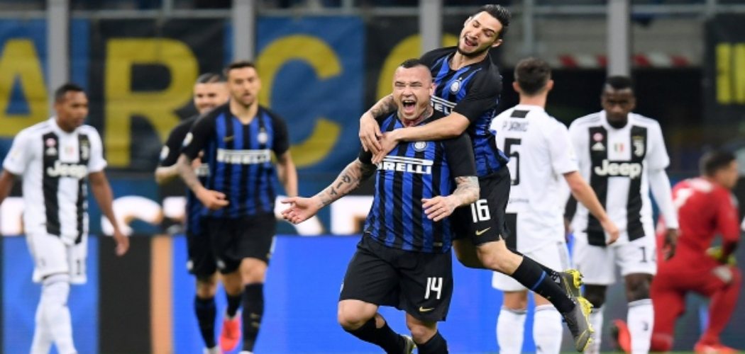 Radja Nainggolan merayakan gol bersama Matteo Politano saat Intermilan menghadapi Juventus, Minggu (28/4/2019) dini hari WIB - REUTERS/Daniele Mascolo