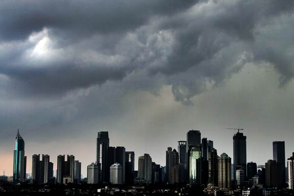 Properti di Jakarta di bawah awan hitam./Antara/Rivan Awal Lingga