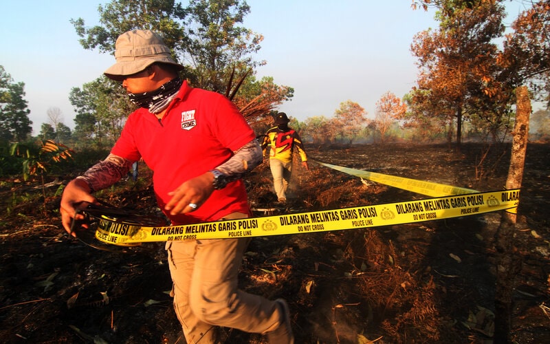 Petugas Dit Reskrimsus Polda Kalbar menyegel lahan gambut yang dibakar pemiliknya di Jalan Perdana, Gang Wak Sidik jalur 9 Kelurahan Bansir Darat, Pontianak, Kalimantan Barat, Sabtu (27/2/2021). Tim Unit 2 Subdit 4 Ditreskrimsus Polda Kalbar menyegel lahan berukuran 10 x 20 meter yang sengaja dibakar untuk membuka lahan bercocok tanam oleh pemiliknya bernama Samsul Bahri pada Senin (22/2) hingga mengakibatkan api merambat ke lahan milik warga di sekitarnya seluas lima hektar./Antara-Jessica Helena Wuysang.