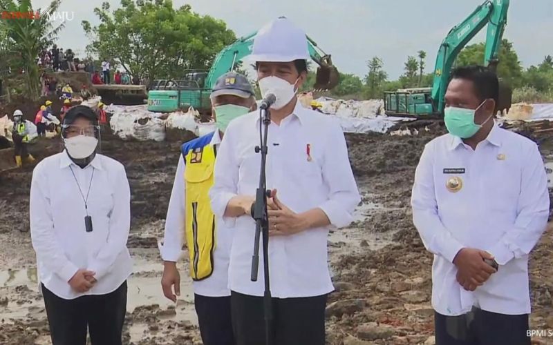 Presiden Joko Widodo menyampaikan keterangan pers usai meninjau bencana bocornya tanggul Citarum di Bekasi, Jawa Barat, Rabu 24 Februari 2021 - Youtube Sekretariat Presiden