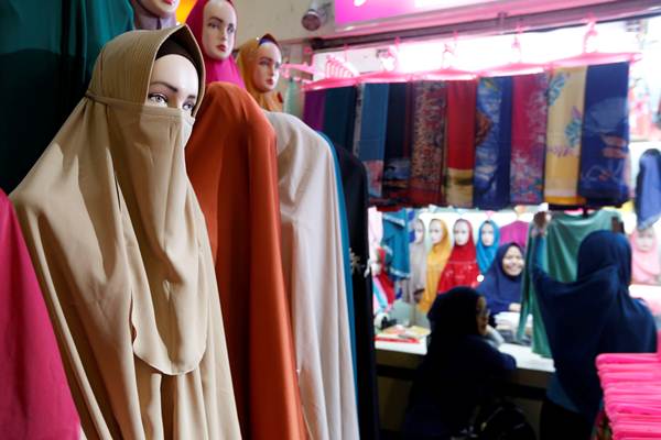 Pengunjung berbelanja di toko busana muslim, di Jakarta, Rabu (7/3/2018)./REUTERS-Willy Kurniawan