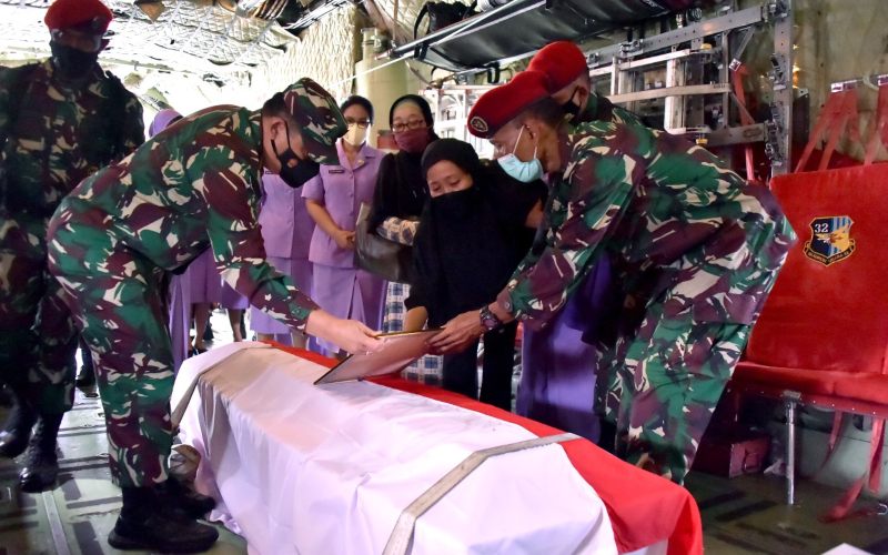  Jenazah Prajurit TNI yang Gugur di Poso Dimakamkan di TMP Pekanbaru