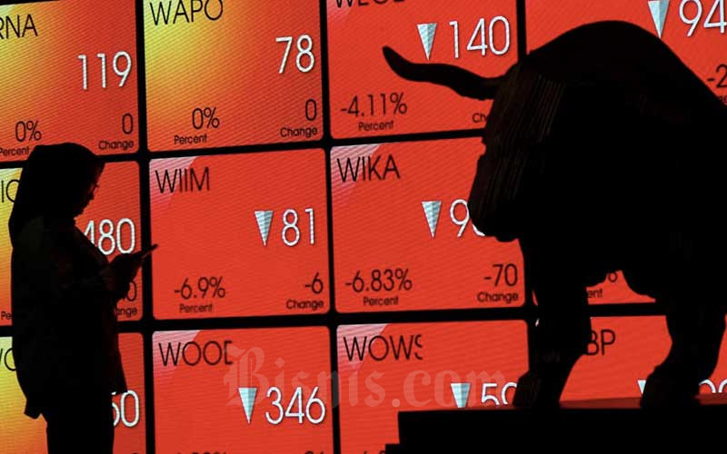 Pengunjung berada di dekat layar pergerakan  Indeks Harga Saham Gabungan (IHSG) di Galeri Bursa Efek Indonesia, Jakarta, Rabu (18/3/2020). Bisnis/Himawan L Nugraha 