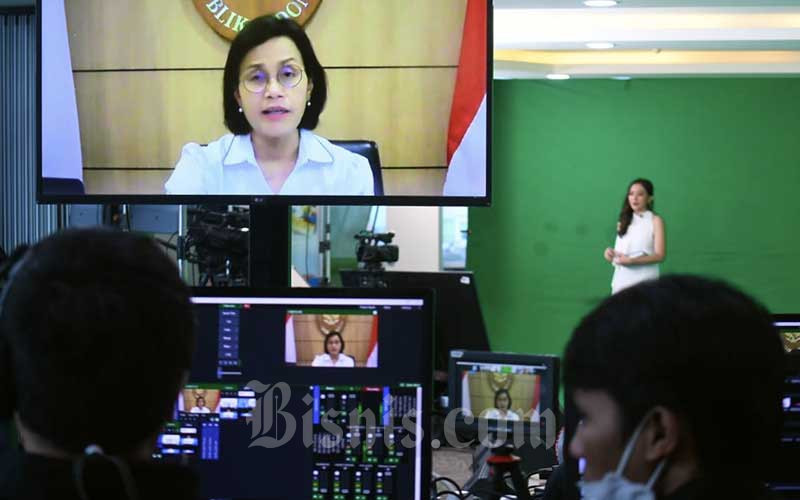 Menteri Keuangan Sri Mulyani memberikan sambutan acara virtual saat acara Bisnis Indonesia Award di Jakarta, Senin (14/12/2020). Bisnis/Abdurachman