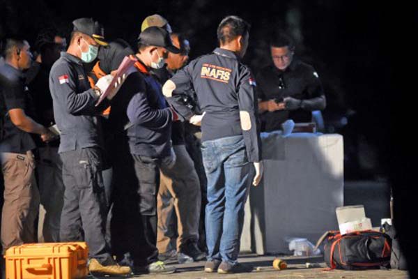 Sejumlah anggota Polisi melakukan identifikasi terhadap rumah terduga teroris pengeboman gereja di Wonorejo Asri, Rungkut, Surabaya, Jawa Timur, Minggu (13/5/2018). Dalam penggerebekan tersebut Densus 88 Mabes Polri melakukan distruptor (penguraian bahan peledak) yang diamankan dalam rumah atas nama Dita Upriyanto./Antara-M. Risyal Hidayat