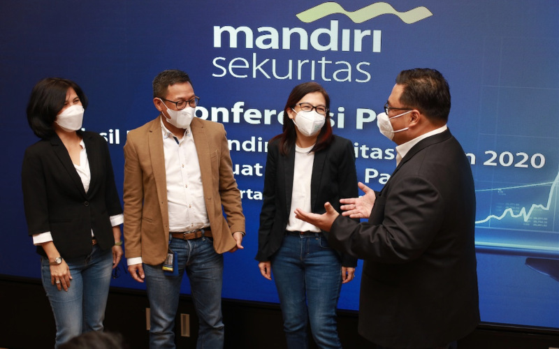 Dari kiri: Direktur Retail & Treasury Mandiri Sekuritas Theodora VN Manik, Direktur Operations Mandiri Sekuritas Heru Handayanto, Plt Direktur Utama Mandiri Sekuritas Silva Halim, dan Direktur Investment Banking Mandiri Sekuritas Harold Tjiptadjaja berbincang sebelum memaparkan kinerja perusahaan tahun 2020, Rabu (3/3/2021)
