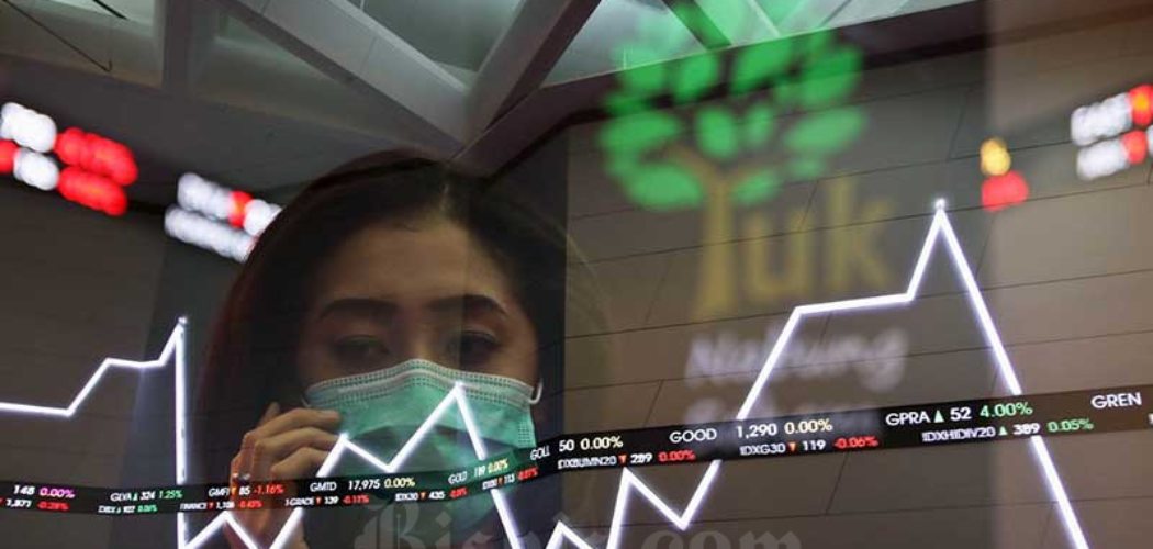 Pengunjung berada di dekat papan elektronik yang menampilkan pergerakan Indeks Harga Saham Gabungan (IHSG) di Bursa Efek Indonesia, Jakarta, Jumat (17/7/2020). Bisnis/Eusebio Chrysnamurti