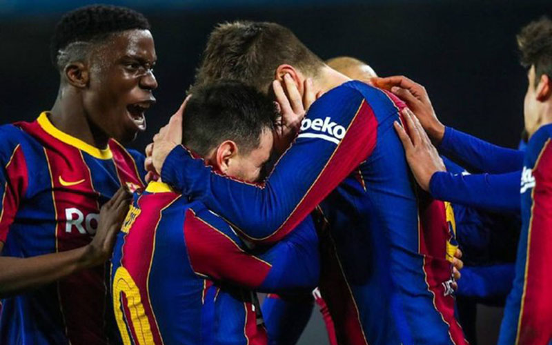 Para pemain Barcelona merayakan kemenangan atas Sevilla yang mereka raih melalui cara yang sangat dramatis./Twitter@FCBarcelona
