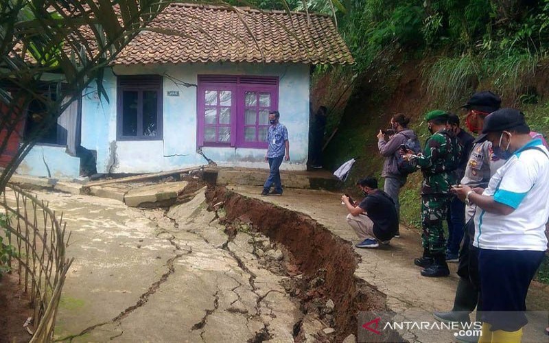 Ilustrasi: Sejumlah rumah penduduk rusak akibat pergerakan tanah di Dusun Prangkokan, Desa Talunamba, Kecamatan Madukara, Banjarnegara./ANTARA-HO-BPBD Banjarnegara
