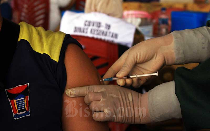  Ciptakan Ekonomi Tangguh, Ribuan Pedagang Pasar di Kota Padang Divaksinasi