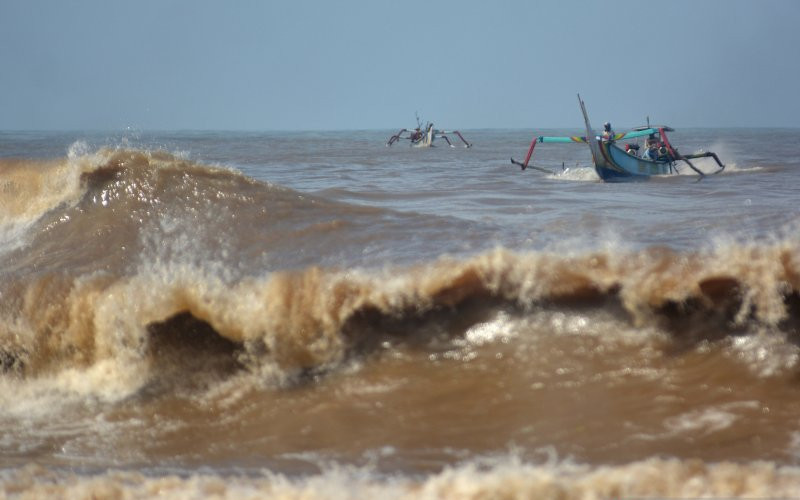  Tim Basarnas Kendari Cari Nelayan yang Hilang di Perairan Selat Tiworo