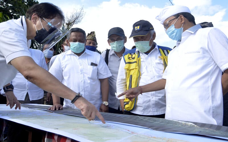 Menteri PUPR Basuki Hadimuljono (kedua kanan) didampingi Gubernur Bali Wayan Koster (kanan) mengamati rencana pembangunan Tol Denpasar-Gilimanuk di kawasan Mengwi, Badung, Bali, Kamis (6/8/2020)./Antara-Fikri Yusuf