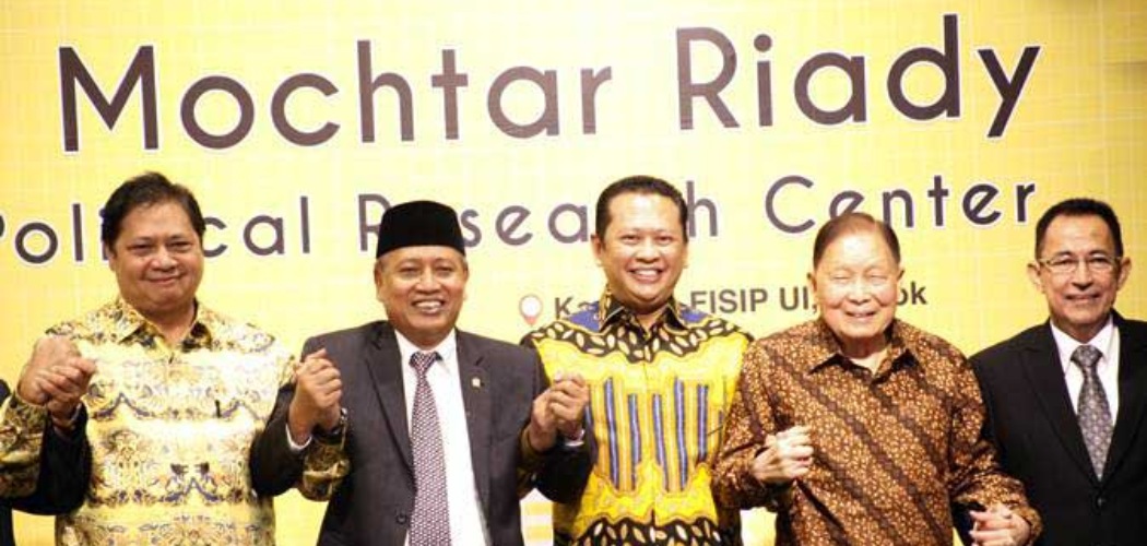 Menteri Riset Teknologi dan Pendidikan Tinggi Mohamad Nasir (kedua kiri), Pengusaha Mochtar Riady (kedua kanan), Rektor UI Muhammad Anis (kanan), Menteri Perindustrian Airlangga Hartarto (kiri) dan Ketua DPR Bambang Soesatyo (tengah) berjabat tangan usai meresmikan Gedung Mochtar Riady FISIP Universitas Indonesia (UI), Depok, Jawa Barat, Kamis (2/5/2019)./ANTARA-Yulius Satria Wijaya