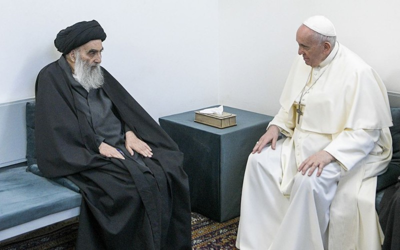 Paus Fransiskus (kanan) menemui Ayatollah Ali al-Sistani, di kota suci Najaf di Irak pada hari Sabtu (6/3/2021)/Bloomberg/Vatican Media