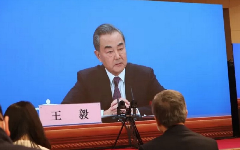 Menteri Luar Negeri China sekaligus anggota Dewan Negara Wang Yi memberikan keterangan pers melalui video streaming di Media Center China di Beijing, Minggu (7/3/2021)./Antararn