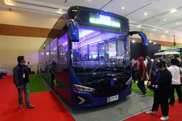 Pengunjung melihat-lihat bus listrik produksi PT Mobil Anak Bangsa (MAB) pada ajang Giicomvec 2018 di Jakarta. /Bisnis.com-Dwi Prasetya