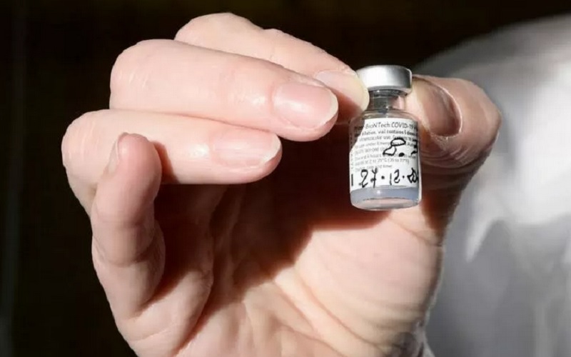 Seorang petugas medis memegang vaksin Covid-19 buatan Pfizer-BioNTech di Rumah Sakit Careggi, Florence, italia, Minggu (27/12/2020). Sejumlah negara di Eropa memulai vaksinasi Covid-19 kepada warganya./Antararn rn