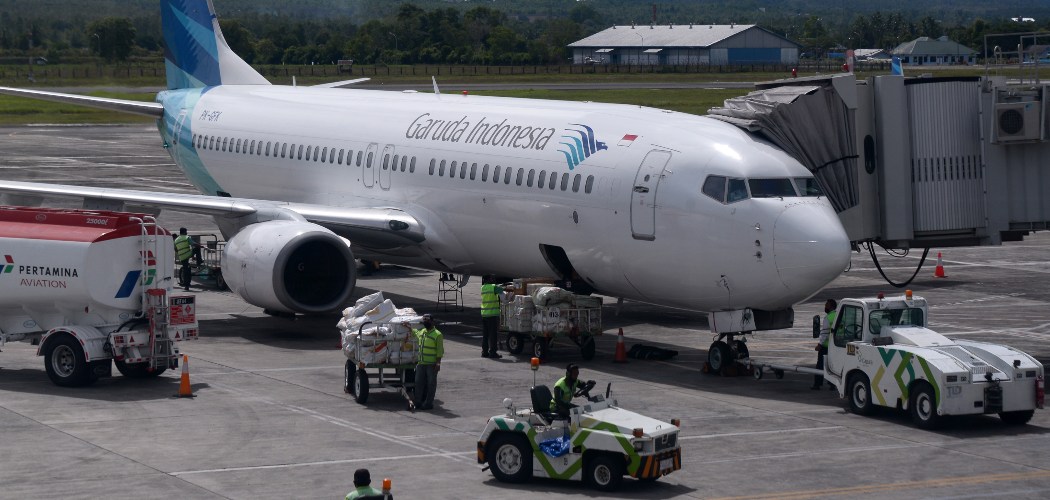 Pekerja menurunkan muatan kargo dari pesawat Garuda Indonesia dengan nomor penerbangan GA 143 setibanya di Bandara Internasional Sultan Iskandar Muda (SIM) Blang Bintang, Kabupaten Aceh Besar, Aceh, Rabu (2/9/2020)./ANTARA FOTO-Ampelsa