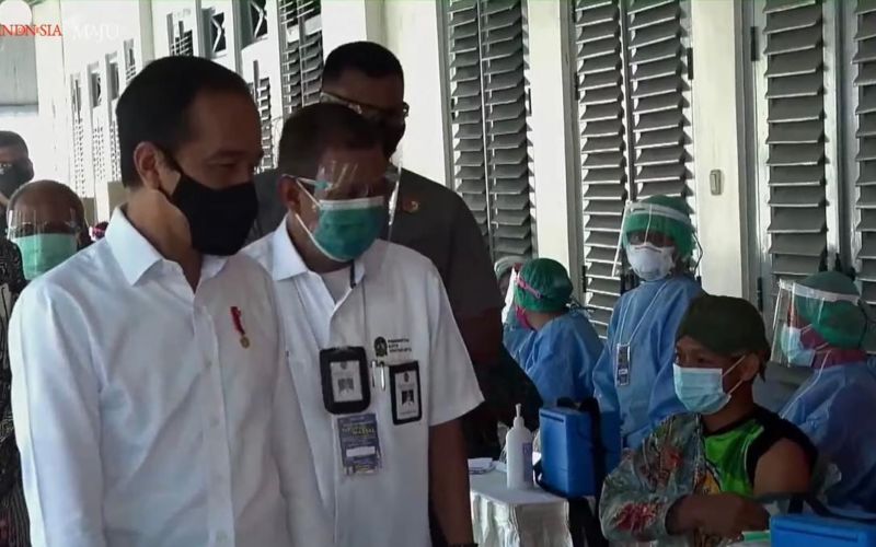 Presiden Joko Widodo meninjau vaksinasi Covid/19 massal kepada pedagang dan pekerja sektor informal di Pasar Beringharjo, Yogyakarta, Senin 1 Maret 2021 / Youtube Setpres
