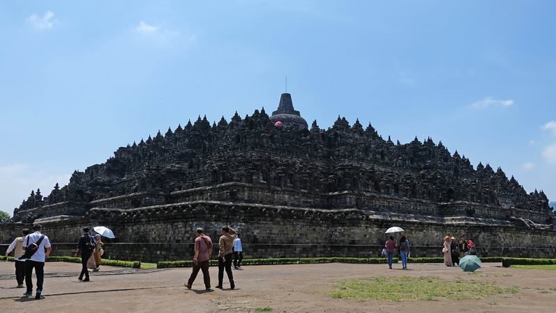  Menko Luhut: Candi Borobudur Kelebihan Pengunjung, Ini Akibatnya 