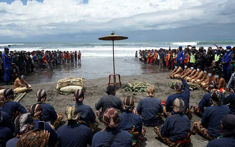  Abdi Dalem Keraton Yogyakarta Gelar Prosesi Labuhan Parangkusumo di Pantai Parang Kusumo