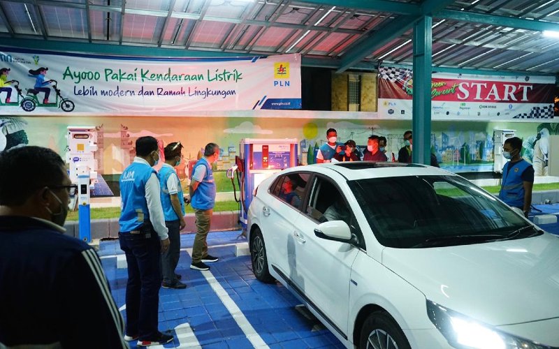  PLN Pasok Setrum ke Stasiun Pengisian Listrik Energi Makmur