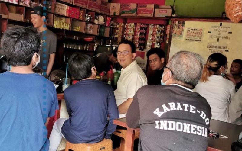  Kocak, Momen Anies Tak Dikenali Warga Saat Nongkrong di Warkop