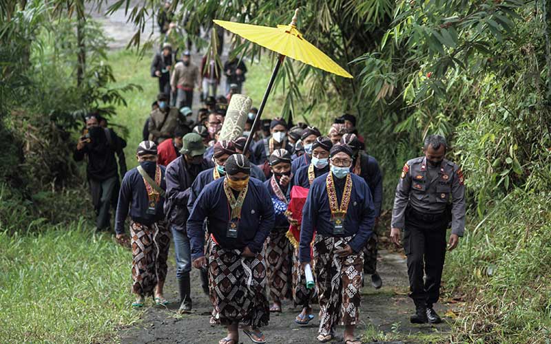  Abdi Dalem Keraton Yogyakarta Gelar Prosesi Labuhan Merapi di Sleman