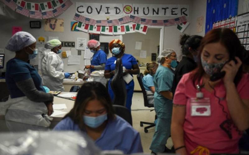 Tenaga kesehatan bekerja di dalam unit penanganan penyakit virus Corona (CovidD-19) di United Memorial Medical Center saat Amerika Serikat hampir mencapai angka 300.000 kematian, di Houston, Texas, Amerika Serikat, Sabtu (12/12/2020). Foto diambil tanggal 12 Desember 2020./Antara/Reuters-Callaghan O'Harernrn