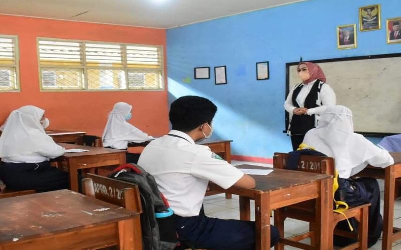  Bupati Karawang Sambangi Sekolah Pastikan Kesiapan Jelang Belajar Tatap Muka