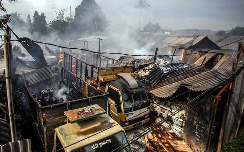  Gudang Barang Bekas di Pondok Rajeg Bogor Ludes Terbakar