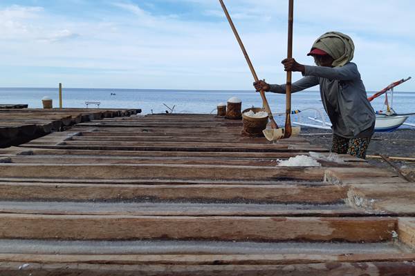  Petani Garam di Pantai Dadapayam dan Sepanjang Berhenti Beroperasi