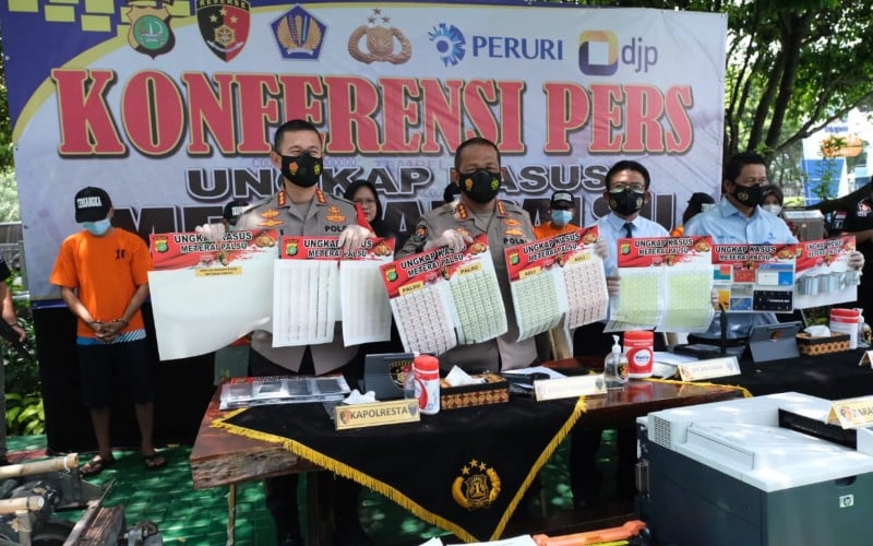 Direktorat Jenderal Pajak (DJP) bekerja sama dengan Polda Metro Jaya dan Perum Percetakan Uang Republik Indonesia (Peruri) mengungkap praktik pemalsuan meterai/Istimewa